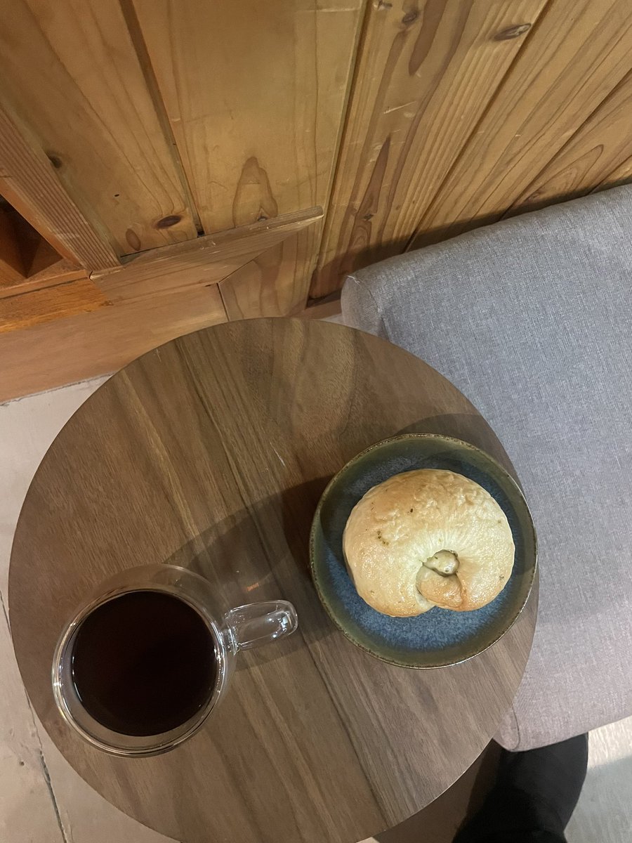 全国的に寒波ですが、
秋田もきちんと寒い朝です。

年間日照時間が全国で一番短い秋田では、
冬の「ハレ」はとても貴重。

雲が動くというより、
ハレのほうを探しにいく感覚です。

けさは店舗周辺の大曲市内を散歩。
ピスタチオ塩バターベーグルと