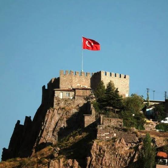 Korkma, sönmez bu şafaklarda yüzen al sancak;
Sönmeden yurdumun üstünde tüten en son ocak. 

#BayrakNamustur #Gecekondu