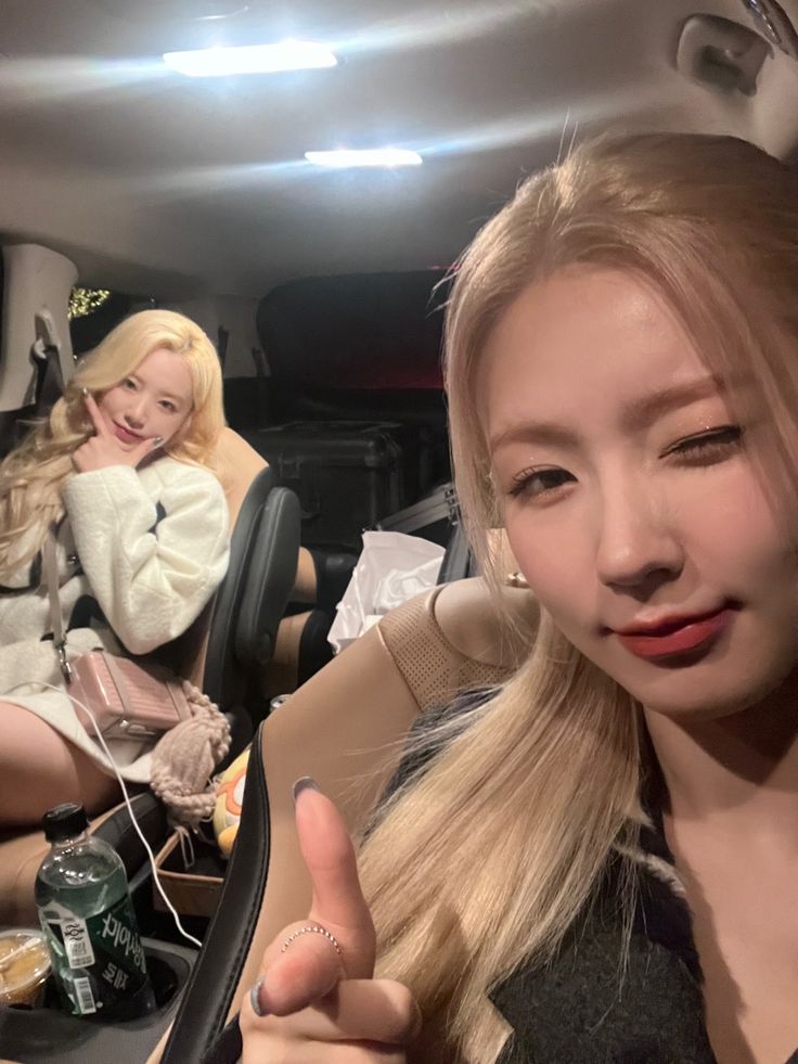 searchmiyeon's tweet photo. and when we get this blonde duo officially back https://t.co/4uNE6nP2x6