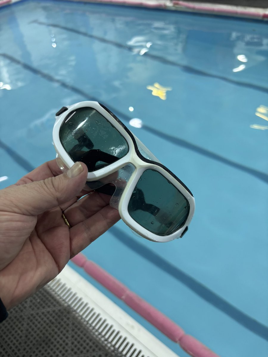 En un par de semanas cumplo 60 años. Y me propuse hace unos meses saldar una deuda: aprender a nadar antes de llegar a esa edad.
Lo he logrado. Nado crawl. Y estoy contento.