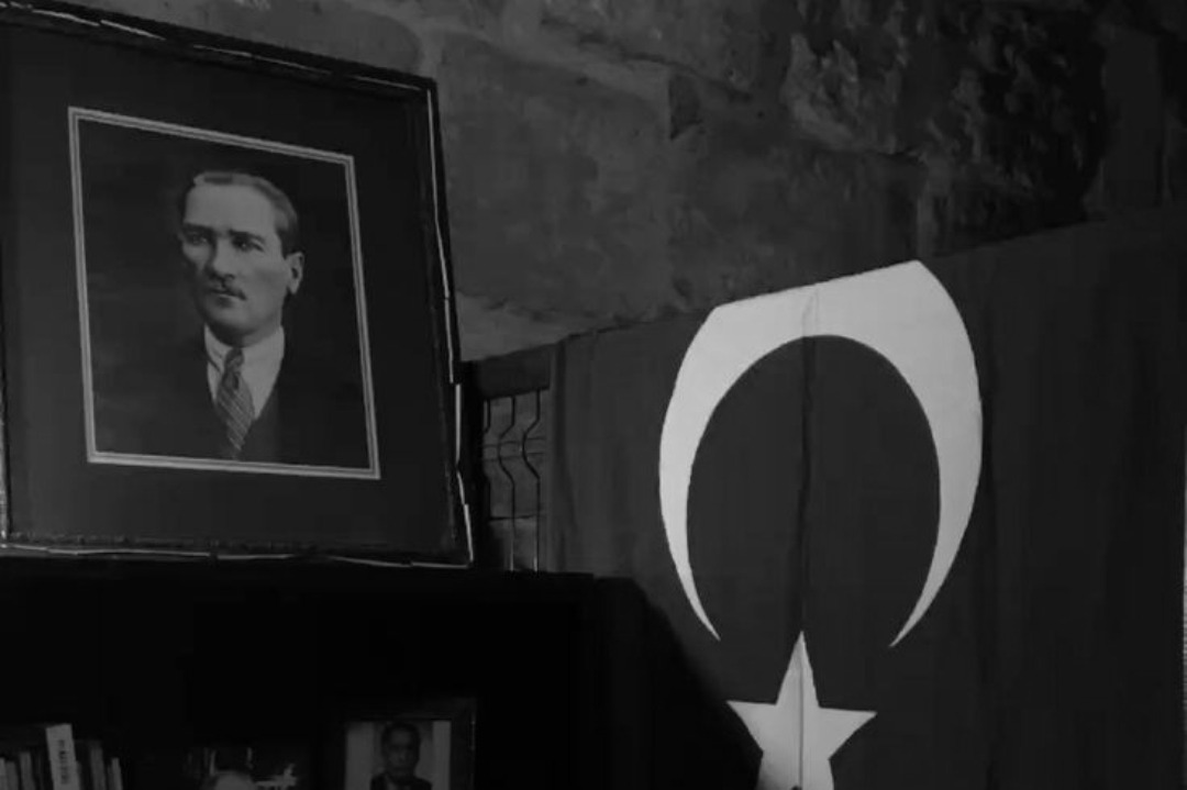 sana benim gözümle bakmayanın...
#BayrakNamustur #BayraklarİnmezTurkiyeBolunmez