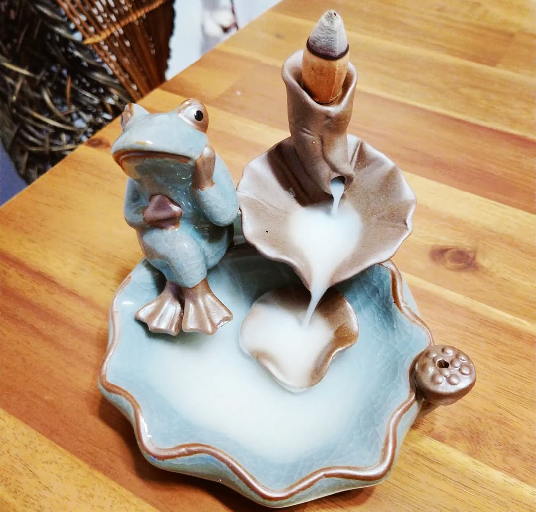 最近全然描けてないので家にあるカエルのお香立てでも見てってください🐸