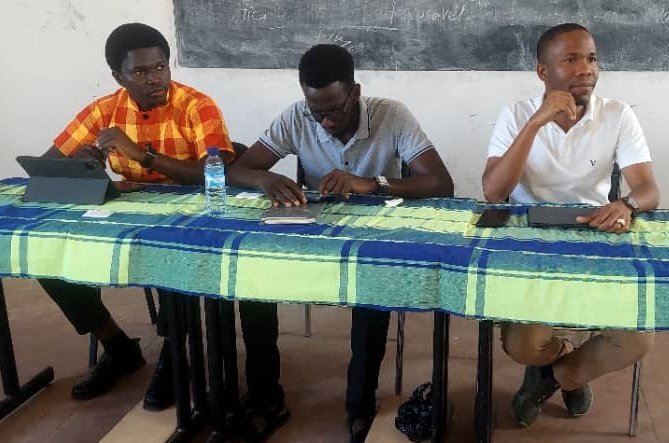 ca_jaim's tweet photo. Honra-me partilhar a reflexão dos 53 anos do assassinato do @AmílcarCabral com estudantes do LICEU NACIONAL KWAME N'KRUMAH, onde problematizamos o incumprimento do programa maior almejado por Amílcar, com base no #desfoco dos guerrilheiros na pós-independência (até hoje sem voz). https://t.co/qTdEzHFgLV