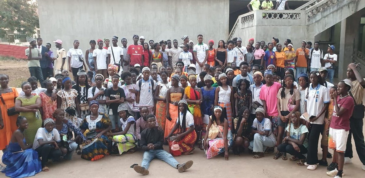 ca_jaim's tweet photo. Honra-me partilhar a reflexão dos 53 anos do assassinato do @AmílcarCabral com estudantes do LICEU NACIONAL KWAME N'KRUMAH, onde problematizamos o incumprimento do programa maior almejado por Amílcar, com base no #desfoco dos guerrilheiros na pós-independência (até hoje sem voz). https://t.co/qTdEzHFgLV