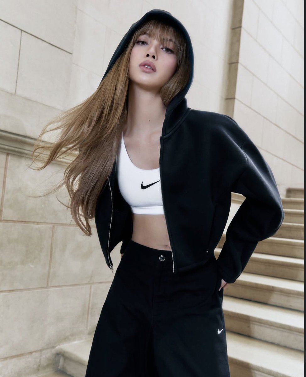 ว่าบาป แต่จะไปหาคนแบบนี้ได้จากที่ไหน  คือสวยแบบสวยมากก  แต่ในรูปเดียวกันก็มีความเท่  ความหล่อมากกกกในคนๆเดียว  กุอยากจะวิ่งเอาหัวชนประตู  เรียกสติตัวเอง  ลูกสาว นี่คือลูกสาววววจ้า  แต่ใดๆยินดีกับงานใหม่ของลูกด้วยจ้า  
#LISAxNIKE