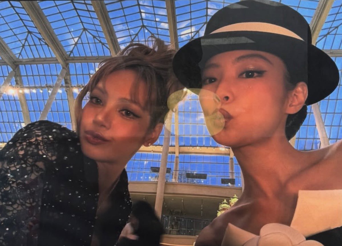 yk2aii's tweet image. JENLISA MET SELCA 🥺