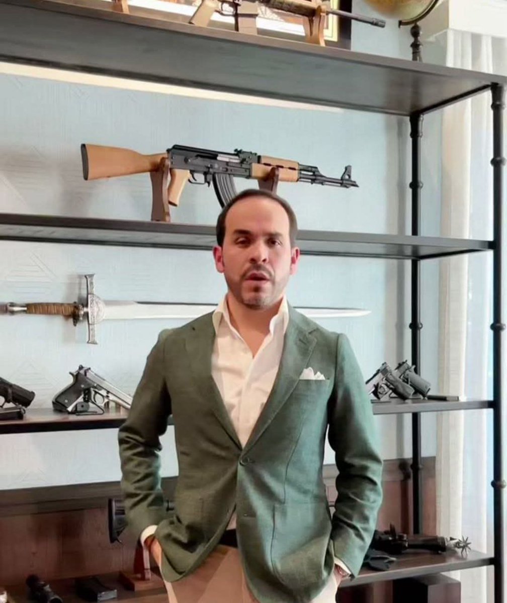 #ATENCIÓN_CÓRDOBA:

Qué concepto y opinión tiene uste de este candidato presidencial, ORIUNDO de donde nacieron las AUC.

Que  exhibe con orgullo y hace opulencia de su arsenal de guerra.