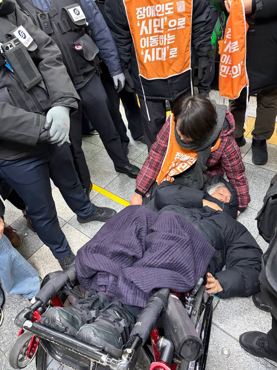 sadd0420S's tweet image. 박경석 대표가 서울교통공사의 폭력적으로 마이크를 빼앗는 과정에서 휠체어에서 뒤로 넘어지는 일이 발생했습니다.