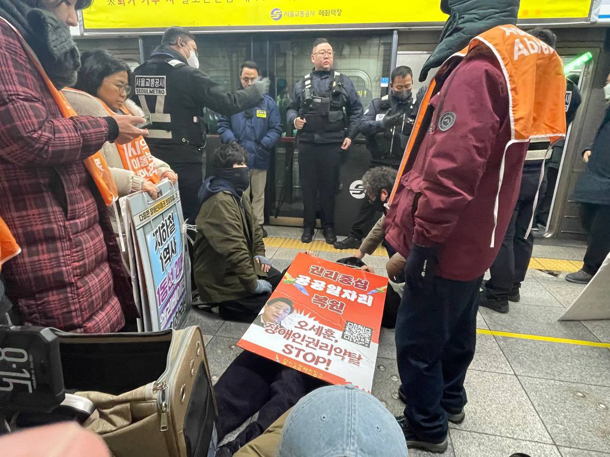 sadd0420S's tweet image. 박경석 대표가 서울교통공사의 폭력적으로 마이크를 빼앗는 과정에서 휠체어에서 뒤로 넘어지는 일이 발생했습니다.