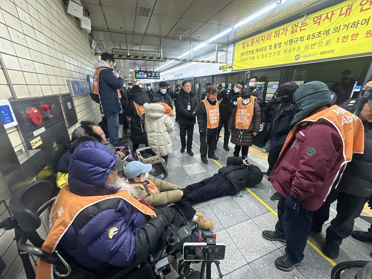 sadd0420S's tweet image. 박경석 대표가 서울교통공사의 폭력적으로 마이크를 빼앗는 과정에서 휠체어에서 뒤로 넘어지는 일이 발생했습니다.