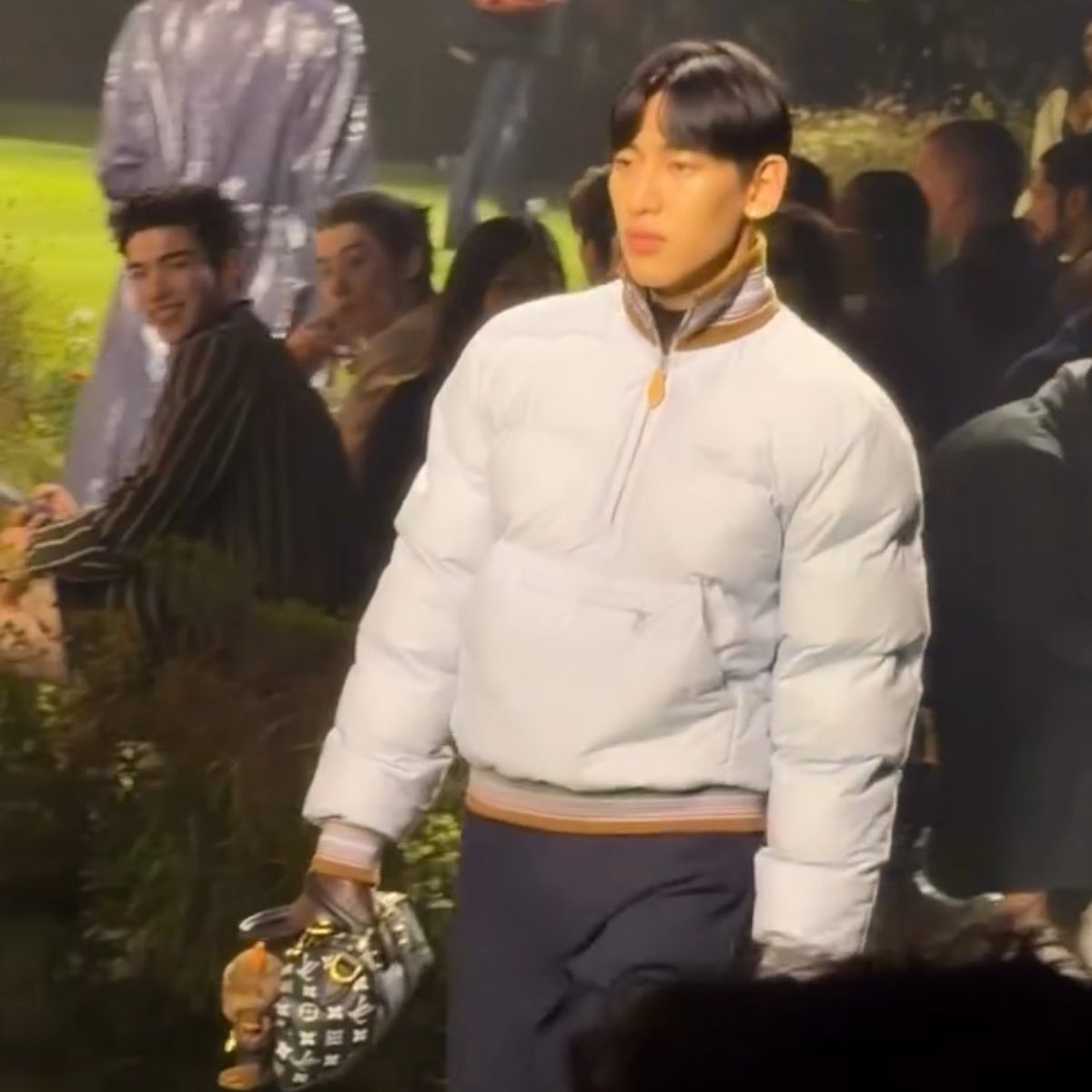 mootyBB's tweet image. ฉันเอ็นดูน้องโฟร์ทกับคุณดีแลนหวังที่มองพี่แบมแบมอยู่ฝั่งนู้น 5555555

#BamBamxLVMenFW26