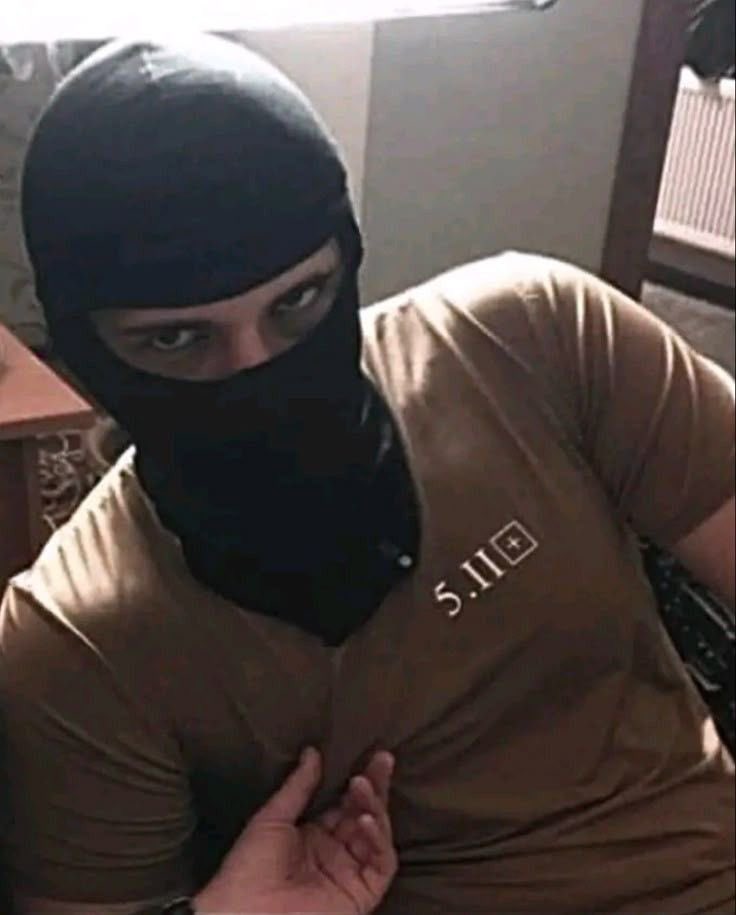 poping390's tweet image. 헌터아이즈 복면남(Hunter-eyes balaclava) 이 좋다…

헌터 아이즈란… 남성 호르몬 가득한 섹시한 포식자같은 눈이라는 뜻으로  
깊게 들어간 눈 
아몬드형 눈모양 눈 
윗꺼풀이 거의 보이지 않고 
공막이 거의 보이지 않는 눈을 말한다.
날카로워 보이며 위험한 분위기가 좋다 ..