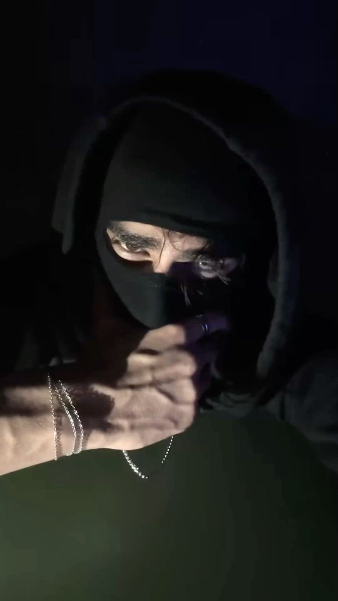 poping390's tweet image. 헌터아이즈 복면남(Hunter-eyes balaclava) 이 좋다…

헌터 아이즈란… 남성 호르몬 가득한 섹시한 포식자같은 눈이라는 뜻으로  
깊게 들어간 눈 
아몬드형 눈모양 눈 
윗꺼풀이 거의 보이지 않고 
공막이 거의 보이지 않는 눈을 말한다.
날카로워 보이며 위험한 분위기가 좋다 ..