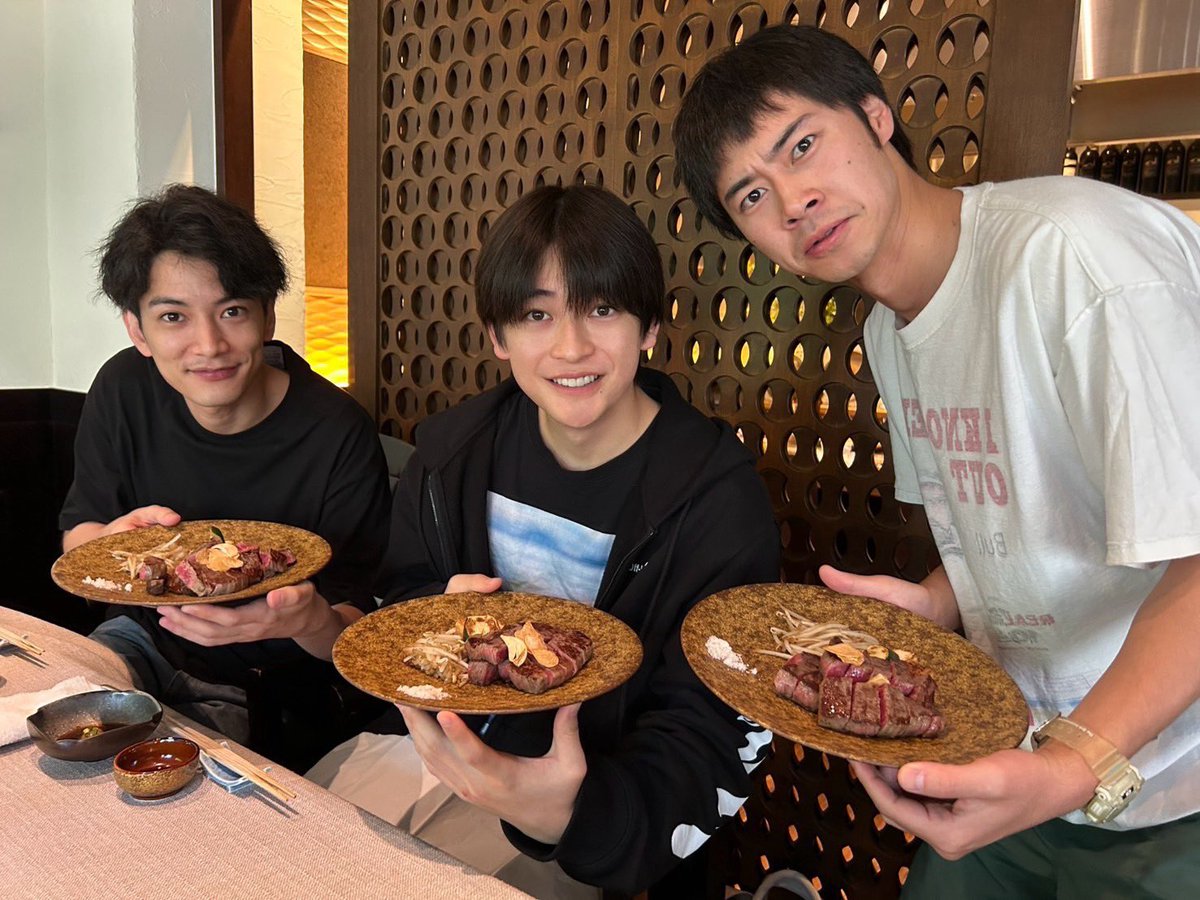 fukuda_u1's tweet photo. SAKAMOTO DAYS🚬

今朝は鹿島と勢羽が発表されましたね💣

先日、平助を発表した際に神戸牛ステーキを戸塚からねだられて、そこに文哉くんもいて、他にひとり役者さんがいたと書きまして。

「え？もうひとりって誰なの？」ってコメントをたくさん頂きましたが、原作をご存知の皆様なら今日でお分かりになったことでしょう😊
そうです。圭祐くんです😋

この3人のバトルシーン、最強の出来になってるので、是非スクリーンで‼️