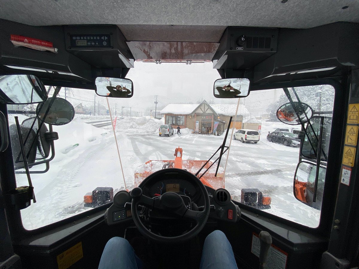 syokudouMISA's tweet image. 24時間の降雪が130センチだろうが、それが三日三晩続こうが、高速が止まろうが、基本ミサは営業しますし、それが“食堂”だからです。
「え？10年に一度？それくらいなら６回は経験してるわ」だし、その為にコイツらを所有してるので普通です。…