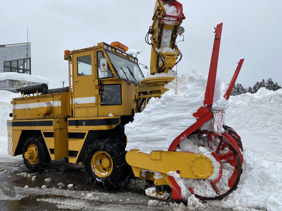 syokudouMISA's tweet image. 24時間の降雪が130センチだろうが、それが三日三晩続こうが、高速が止まろうが、基本ミサは営業しますし、それが“食堂”だからです。
「え？10年に一度？それくらいなら６回は経験してるわ」だし、その為にコイツらを所有してるので普通です。…