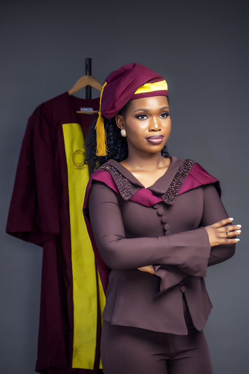So_fisticated's tweet photo. 11 years after secondary school, I earned my first degree.Maddest plot twist ever.
OND Computer science 2014-2017.
Started BSc 2018,COVID,ASUU strikes &amp; UNILAG slow calendar delayed it, but I did not give up🥹I became resilient.
Finished with Second Class Hons (Upper Division). https://t.co/TmR4HOXLhS
