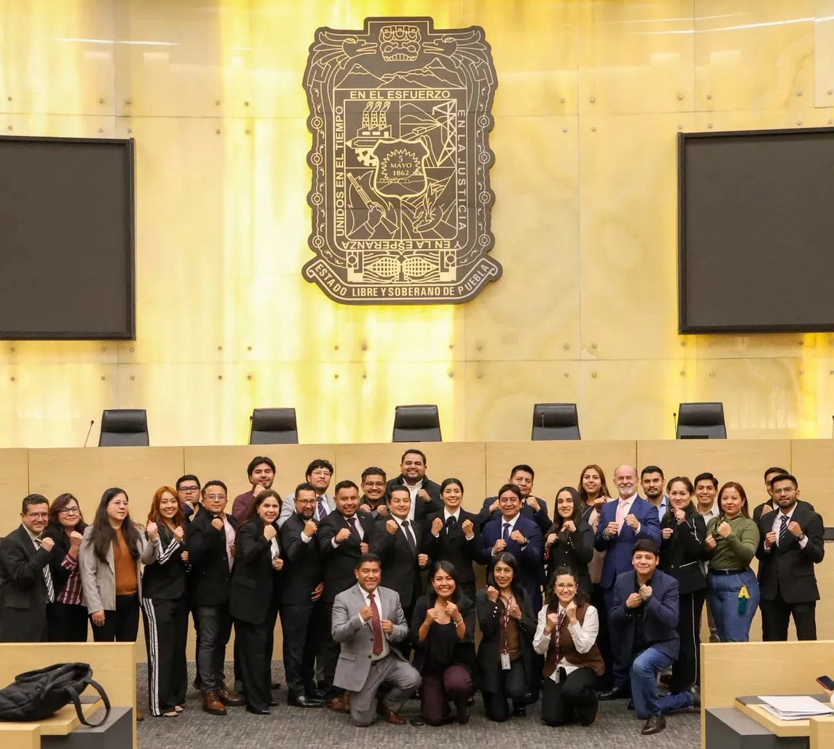 alexaespiidio's tweet photo. Ayer acompañamos a la Secretaria @OficialBonita1 en su comparecencia ante el @CongresoPue , donde quedó claro que cuando se apuesta por las #Juventudes, con visión, compromiso y trabajo en equipo, Puebla avanza con fuerza‼️✨ #PorAmorAPuebla 🫶🏼 @armentapuebla_ @DeporteGobPue https://t.co/qPeNQfIQzZ
