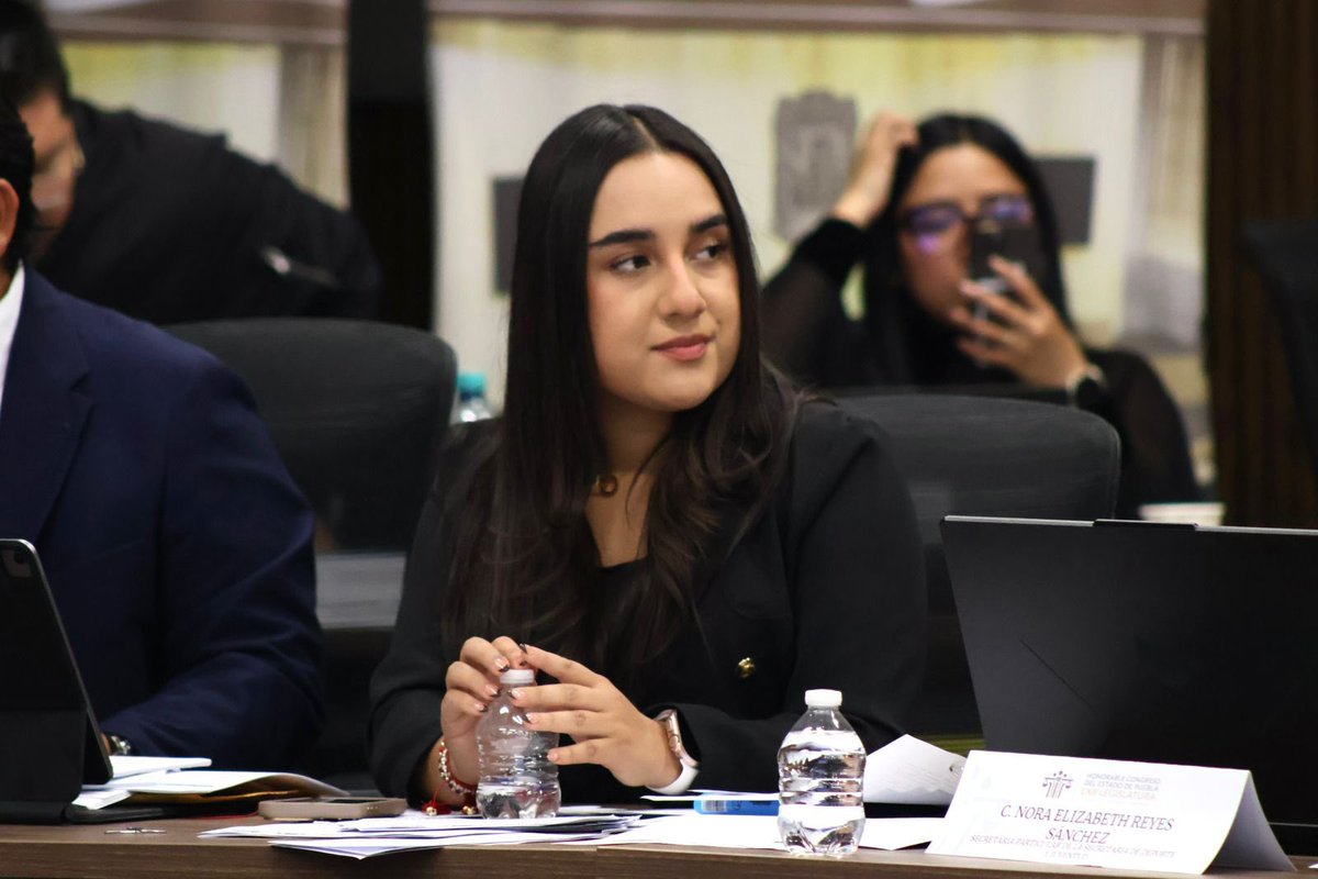 alexaespiidio's tweet photo. Ayer acompañamos a la Secretaria @OficialBonita1 en su comparecencia ante el @CongresoPue , donde quedó claro que cuando se apuesta por las #Juventudes, con visión, compromiso y trabajo en equipo, Puebla avanza con fuerza‼️✨ #PorAmorAPuebla 🫶🏼 @armentapuebla_ @DeporteGobPue https://t.co/qPeNQfIQzZ