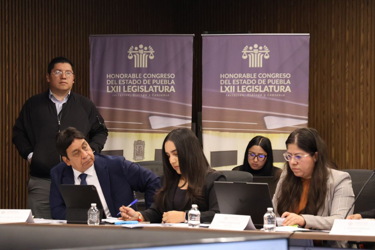 alexaespiidio's tweet photo. Ayer acompañamos a la Secretaria @OficialBonita1 en su comparecencia ante el @CongresoPue , donde quedó claro que cuando se apuesta por las #Juventudes, con visión, compromiso y trabajo en equipo, Puebla avanza con fuerza‼️✨ #PorAmorAPuebla 🫶🏼 @armentapuebla_ @DeporteGobPue https://t.co/qPeNQfIQzZ