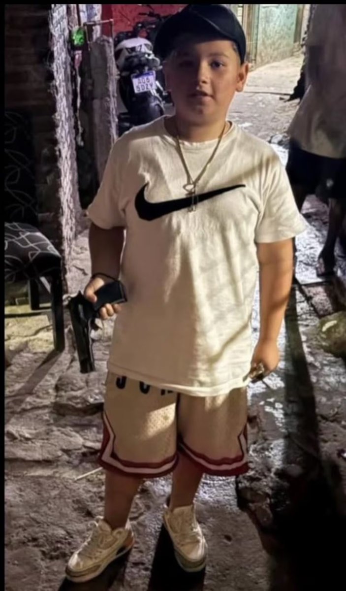 EsTendenciaEnX's tweet image. “Robate el cielo”:
Porque murió Chispita, un pibito de 12 que se tiroteó con la policía: ''Volá alto Chorrito, y robate el cielo'' dijeron sus familiares, ocurrió en 3 de Febrero