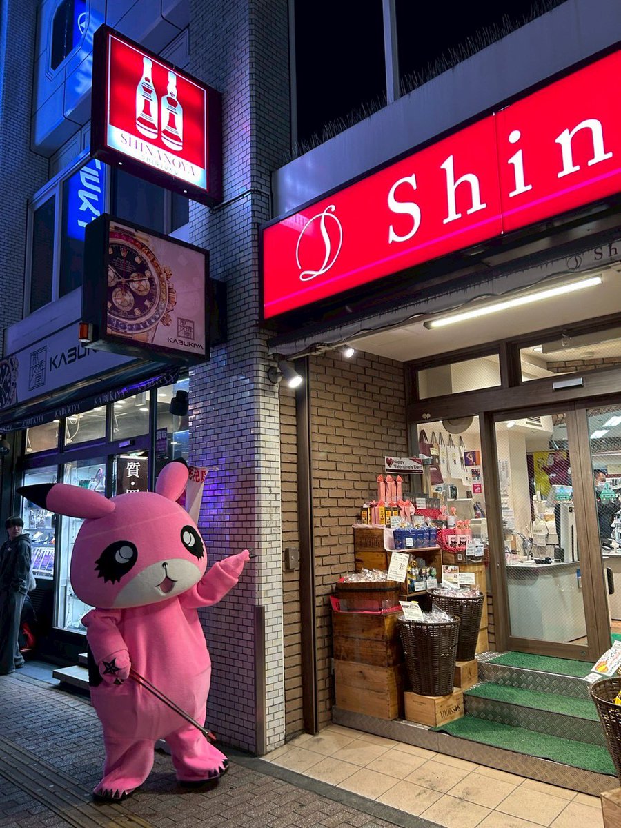 けんちゃんがお世話になってるお酒屋信濃屋さんの前もお掃除。
#歌舞伎町