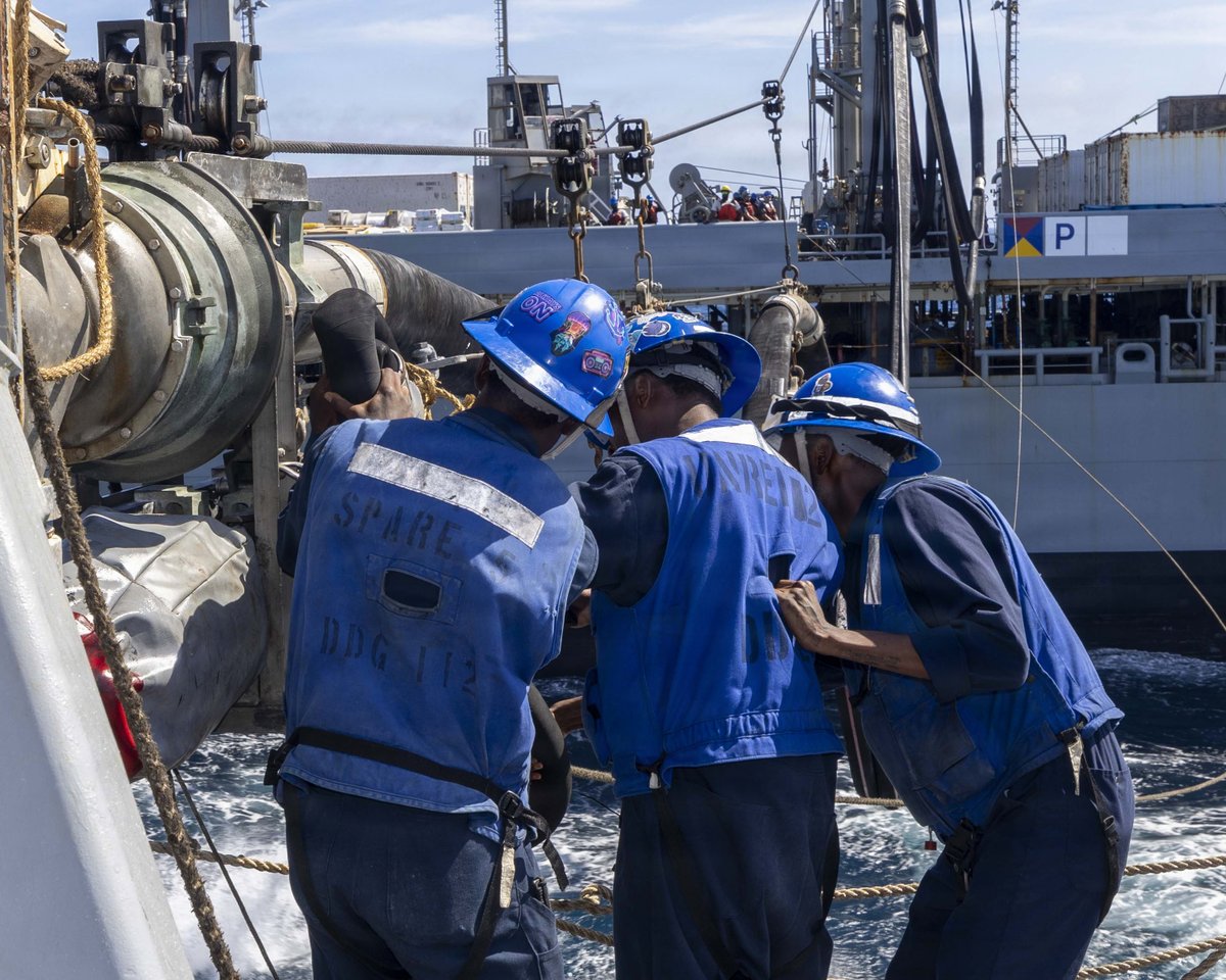 USPacificFleet's tweet photo. ๐ค #TeamworkTuesday โ๐บ๐ธ
@USNavy Sailors aboard USS Michael Murphy conduct a replenishment-at sea with USNS Henry J. Kaiser, Dec. 30. Staying replenished & #ready is integral to maintaining a #FreeAndOpenIndoPacific.
@SurfaceWarriors
๐: #US7thFleet
๐ธ: MC1 Jonteil Johnson https://t.co/hpn06q7nHy