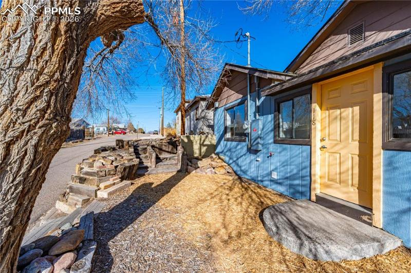 Peak_dream's tweet photo. Affordable cottage (recently renovated) with garage, yard space, and new roof! Just hit the market today + More new listings coming later this week.
https://t.co/3Pktj75WUT
#HomeForSale #HouseWithViews #MarbleStreet #FlorenceColorado #Cottage #HouseForSale #ResidentialRealEstate https://t.co/7n6NfZCpgB