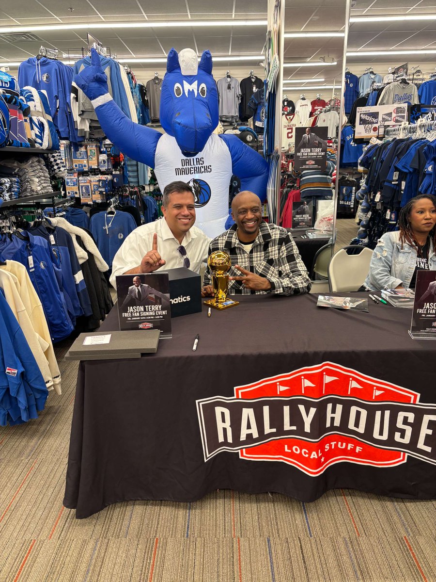Rally_House's tweet photo. Thank you to Jason Terry for creating unforgettable moments with Mavericks fans at Rally House Cityplace Market last Friday! From autographs to photos, it was an incredible night celebrating Dallas basketball! 🏀💙
#MFFL #TheJet #NBA #Dallas @jasonterry31 https://t.co/c8AdhlTDbO