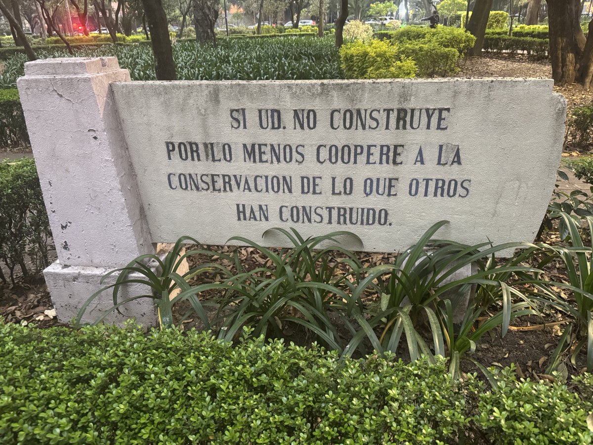Texto escrito en una pequeña barda en el parque de Polanco, que deberían aprender de memoria los de la 4T y todos los que todavía creen en Morena