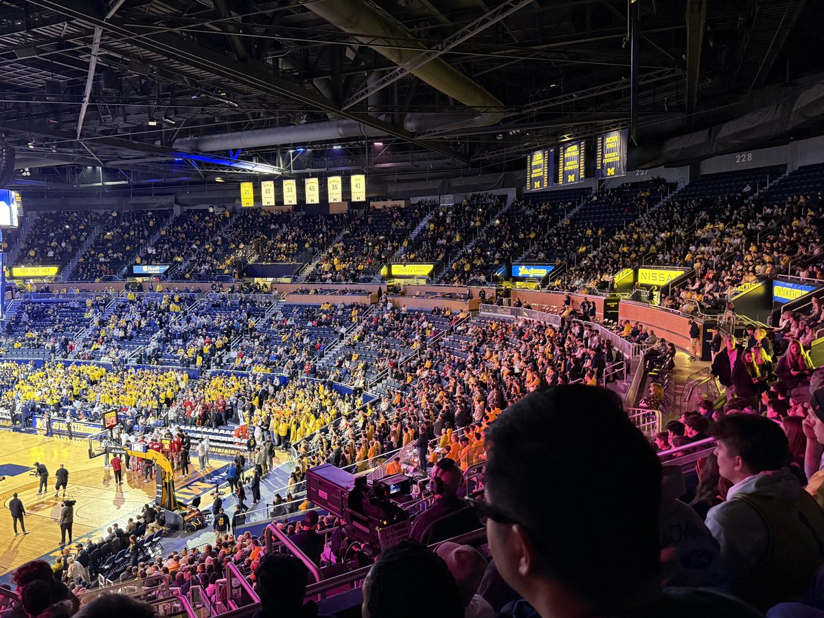 B1GPledge's tweet image. They are spreading students thin in the upper bowl but can’t afford more then half a section for students in the lower bowl #shitaintright