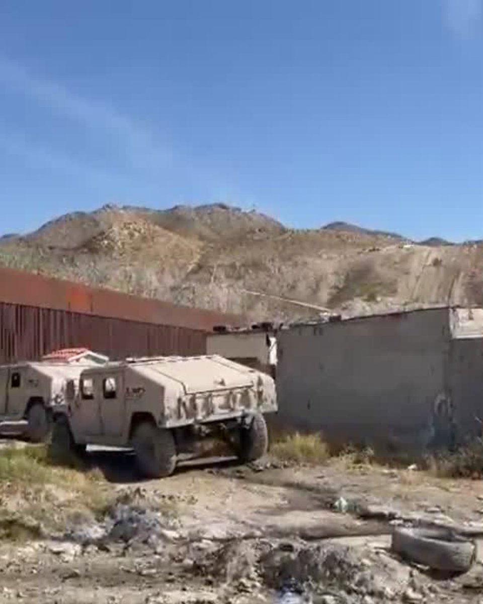 KFOX14's tweet image. #BorderPatrol set off explosions on Tuesday near Mount Cristo Rey in #SunlandPark as construction of the #borderwall continues. kfoxtv.com/news/local/bor… 📷: KINT #NM #NewMexico #Immigration