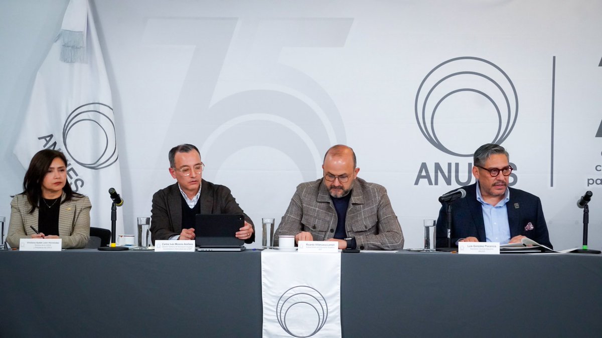 rvillanueval's tweet photo. Ayer nos reunimos con rectoras y rectores de universidades públicas en la Primera Sesión Extraordinaria del Consejo Nacional de la @ANUIES. 

Fue un espacio de diálogo sobre el presupuesto federal 2026 y los retos que enfrenta la educación superior. Lo expresé  con claridad: el único objetivo es poner orden, con reglas claras, transparencia y equidad para todas las instituciones. 

Escuchar, dialogar y construir acuerdos es indispensable. Por unanimidad, acordamos avanzar en un encuentro con la @SEP_mx y la @Hacienda_Mexico para buscar soluciones de fondo y dar estabilidad a nuestras universidades. 📚

Creo firmemente que solo trabajando juntas y juntos podemos cuidar el presente y el futuro de la educación superior en México. 🇲🇽