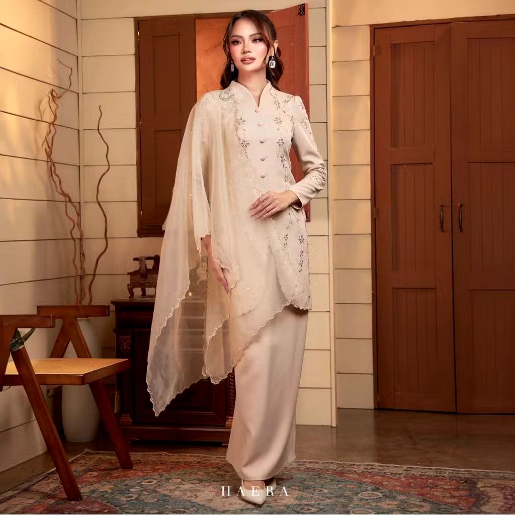 Loveyymila's tweet image. Step up your raya look with a kebaya that’s simply stunning ✨

Champagne vibes = can’t take my eyes off it 🤎