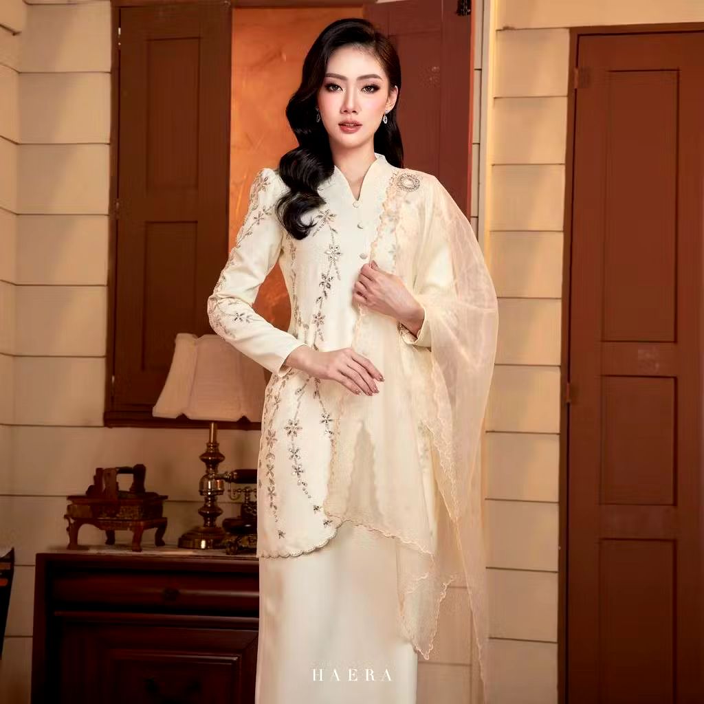 Loveyymila's tweet image. Step up your raya look with a kebaya that’s simply stunning ✨

Champagne vibes = can’t take my eyes off it 🤎