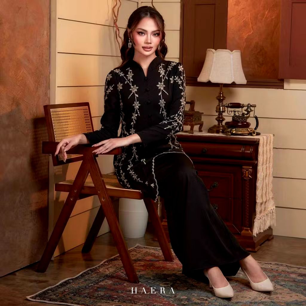 Loveyymila's tweet image. Step up your raya look with a kebaya that’s simply stunning ✨

Champagne vibes = can’t take my eyes off it 🤎