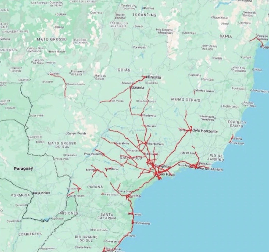 Em vermelho estão as únicas rodovias duplicadas do Brasil. Isso é um atraso e desperdício de tempo que a maioria das pessoas não compreende.