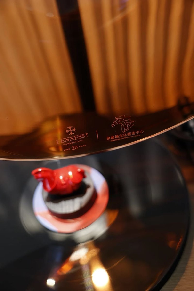 Fennessy_LP's tweet photo. When music becomes part of the décor. 🎨🎶
#Fennessy #yearofhorse #specialedition #artofliving #luxurydecor #HomeAesthetics #SoundAndStyle #designlovers https://t.co/yCAJlTpXRy