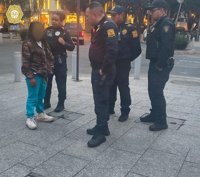 SSC_CDMX's tweet image. #TarjetaInformativa | Personal de la #SSC resguardó a una mujer que se encontraba desorientada en calles de la colonia #Polanco, Tercera Sección, de la @AlcaldiaMHmx.

Mientras los efectivos realizaban sus funciones de seguridad y vigilancia en la referida zona, observaron a una