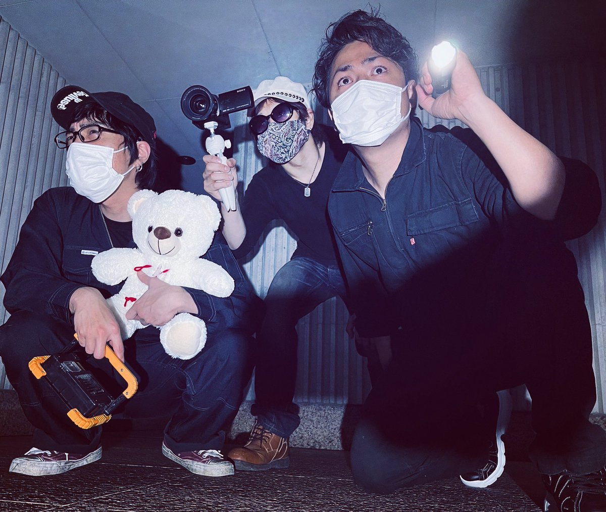 o_magatoki_hiro's tweet photo. 今日で丸6年…
怖いもの見たさで集まってくれた皆さんからの暖かな応援は僕たちにとって何よりの支えです。

これまで幾度となくあった過酷な撮影も
すべて皆さんと分かち合えたから６年もやってこれました。

7年目も、変わらず僕たちと一緒に
「心霊検証」をお願いします😉👻 https://t.co/p5J4dPCjE7