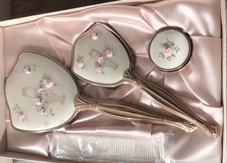 rosierpearl's tweet image. vintage mirrors and brushes are so special to me