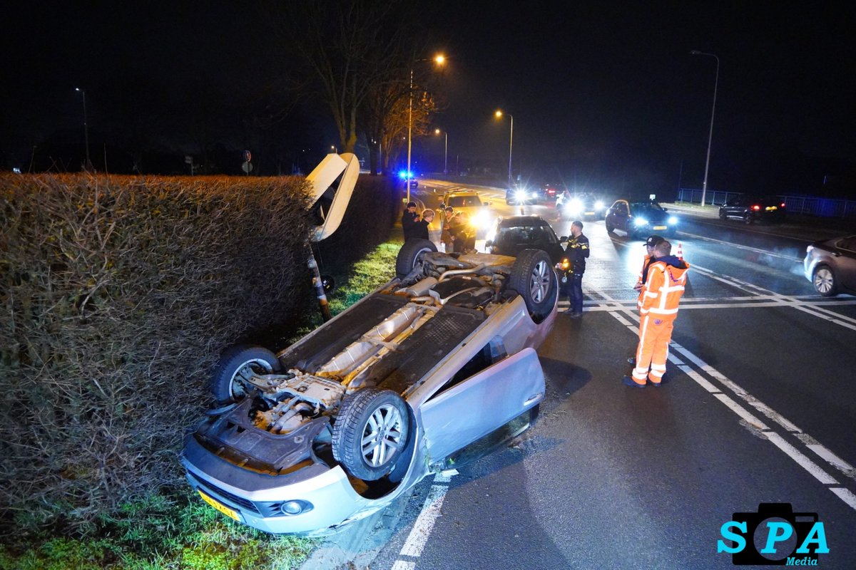 Auto slaat over de kop na botsing met verkeerslicht