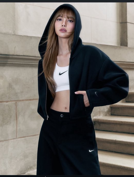 Nike ถือเป็นแบรนด์ผู้นำด้านกีฬาอันดับ 1 ของโลกไม่ใช่แค่ “ใหญ่ที่สุด” แต่เป็นแบรนด์ที่กำหนดทิศทางอุตสาหกรรมกีฬา ครองส่วนแบ่งตลาด รองเท้าและเสื้อผ้ากีฬาสูงสุดของโลก ถือเป็นเรื่องดีเช้านี้ยินดีกับลิซ่าด้วยค่า👏🏻☺️

WELCOME TO NIKE LISA
#LISAxNIKE <a href="/Nike/">Nike</a>