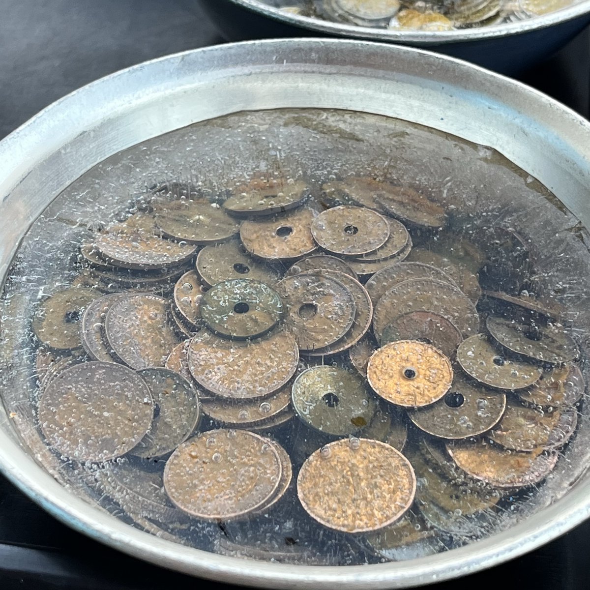 古道具屋が仕立て直したアクセサリー 古いコインを洗浄していて、昨晩、そのまま放置してしまって・・・。 朝７時、氷漬けになってました。