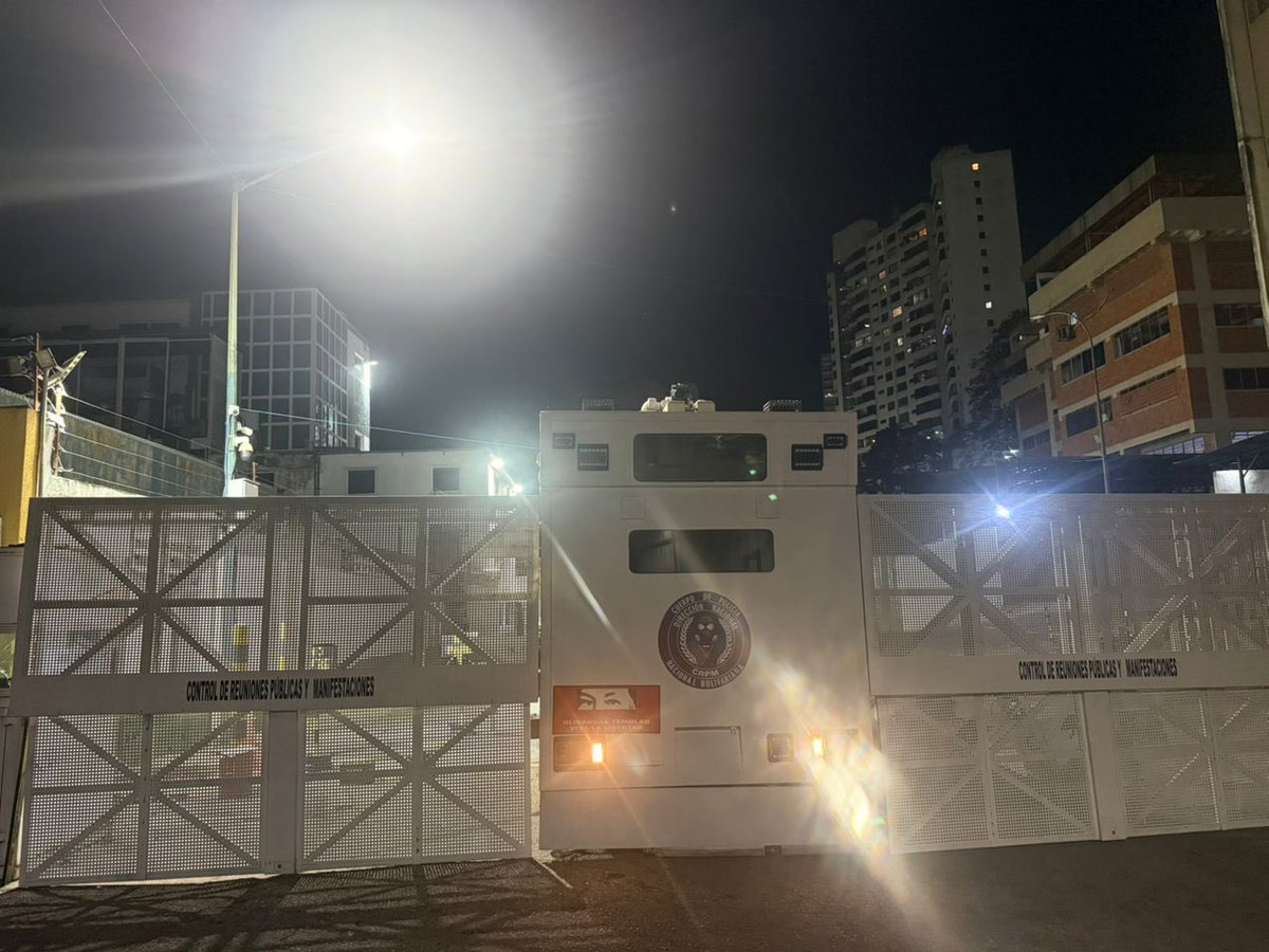 JovenesConVzla_'s tweet image. Mientras madres y abuelas alzan la voz en Zona 7 exigiendo libertad para sus familiares, lo que reciben a cambio es un muro. 

No representan amenaza alguna, solo dolor y una exigencia justa que sigue sin respuesta.

#QueSeanTodos