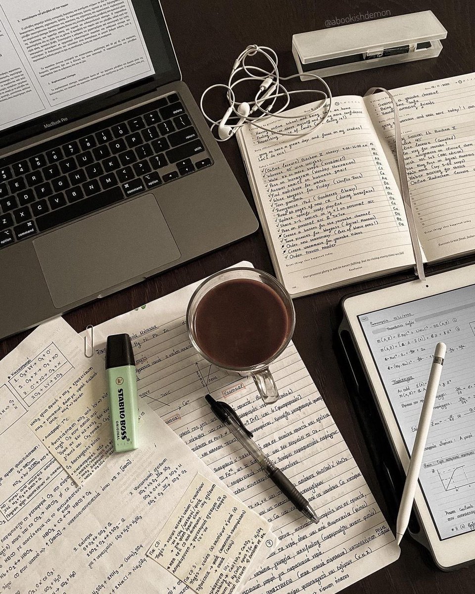 fairystudies's tweet image. ⌕ #studytwt #studytwtbr

ㅤ    – Giovanna 🦋 
        – 24 anos
ㅤ    – 3° ano no vestibular de medicina
        – foco: enem/uerj
♡ : taylor swift, livros, gatos, café