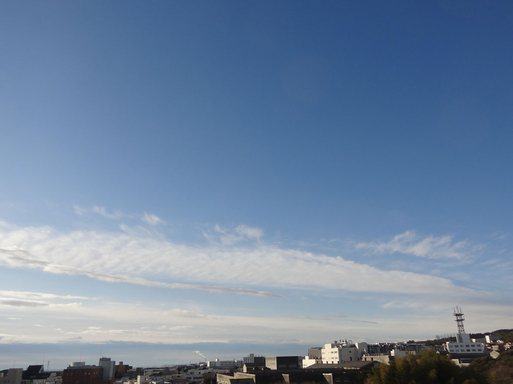 【2026年01月21日09時の空】日立市役所は、晴れています。冬型の気圧配置ですが、関東の南には弱い前線もあるため、今日の日立市は、晴れますが、雲が広がる時もある見込みです（市役所での最高気温６℃）。明日は、曇り時々晴れの予想です(最低気温マイナス３℃、最高気温６℃）。#日立市天気
