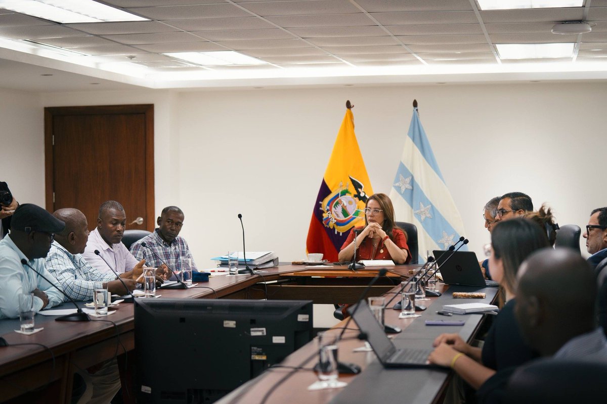 #Esmeraldas l Junto a la Secretaria General de la Administración Pública,  Pueblos y Nacionalidades, MAGP y Ban Ecuador, participamos del diálogo con productores cocoteros de la provincia.

Trabajamos fortaleciendo cada sector productivo.

#ElNuevoEcuador