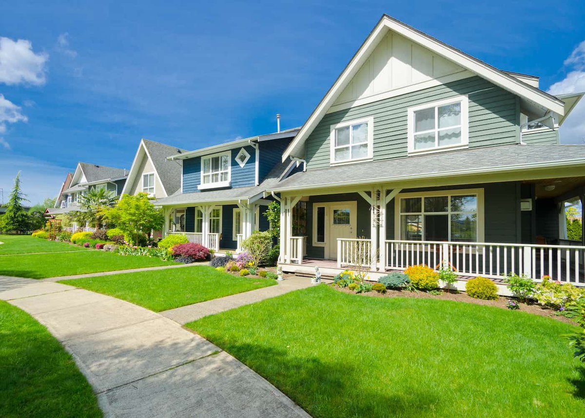 EricLDaugh's tweet photo. 🚨 BREAKING: In a MASSIVE victory, President Trump just signed an executive order to PREVENT massive corporations from buying up single family homes — a move to surge affordability for the middle class

LET’S GO! I voted for this! 🇺🇸 

“To preserve the supply of single-family homes for American families and increase the paths to homeownership, it is the policy of my Administration that large institutional investors should not buy single-family homes that could otherwise be purchased by families.”