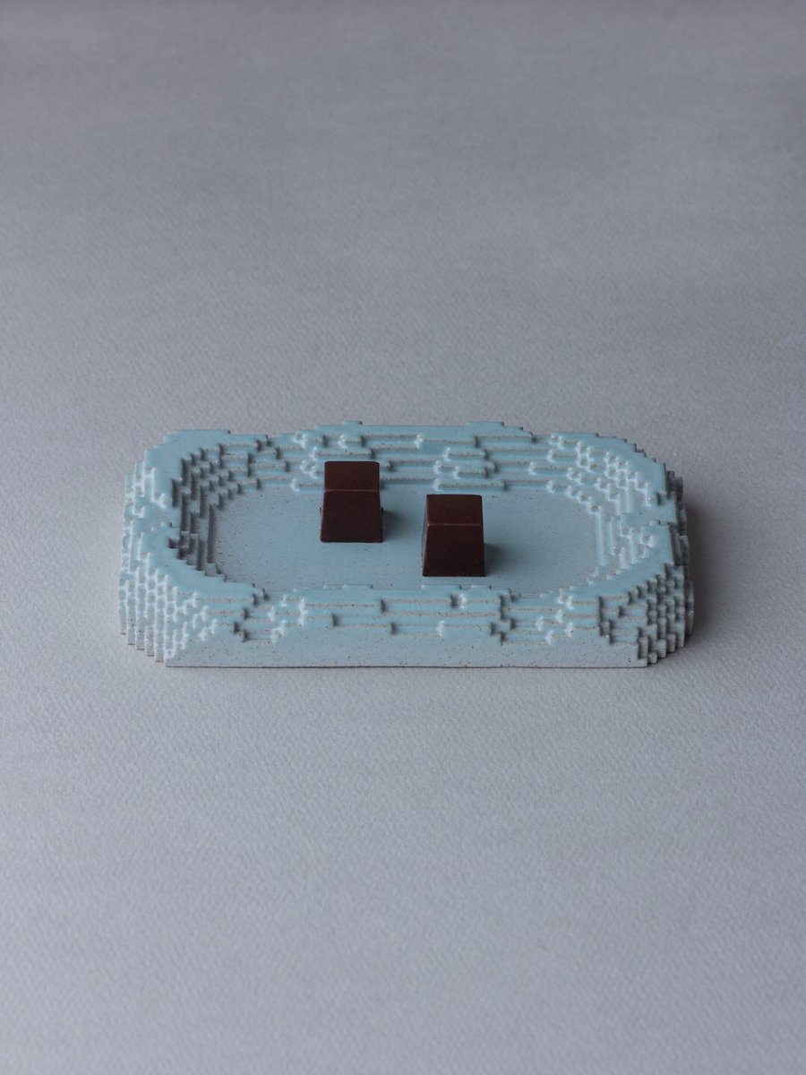 narumiyokoyama_'s tweet image. Thought it might be interesting to place cube chocolates on this voxel plate.
#ceramics
